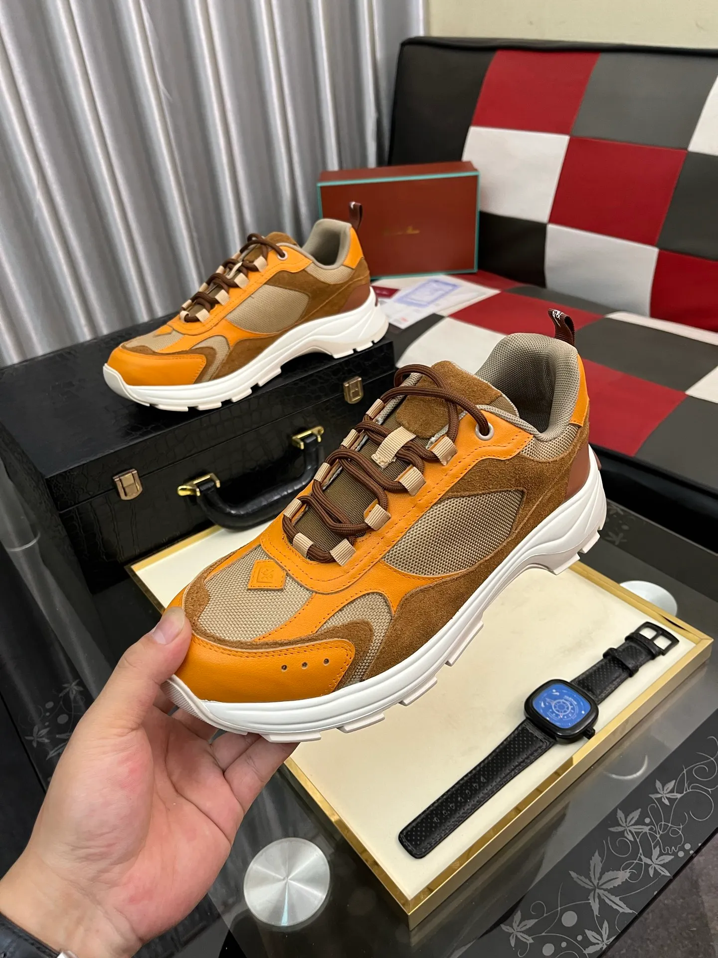 Men's shoes 💰520 ⌚️⌚️ Loro Piana's classic popular lp top version of Pili casual shoes. It turns out that these are the casual shoes that are said to be able to walk 20,000 steps without tiring your feet. This pair has both good looks and feel. You will be completely lost as soon as you step on it ~ The minimalist design is eye-catching and durable, and it is a bonus for dressing. The soft feeling on the feet has outstanding texture, and it is very nice without abrasion on the feet. The soft and waxy soles make it easy to wear for daily use for a long time. Who can resist a pair of versatile and good-looking loafers? Don't be too elegant at all, the feel and texture of the feet are good, the key is to make the legs look longer and not tire the feet, the main thing is that it is just right!        Material: Original cowhide Lining: Original sheepskin Outsole: Original sole Size: 38-44